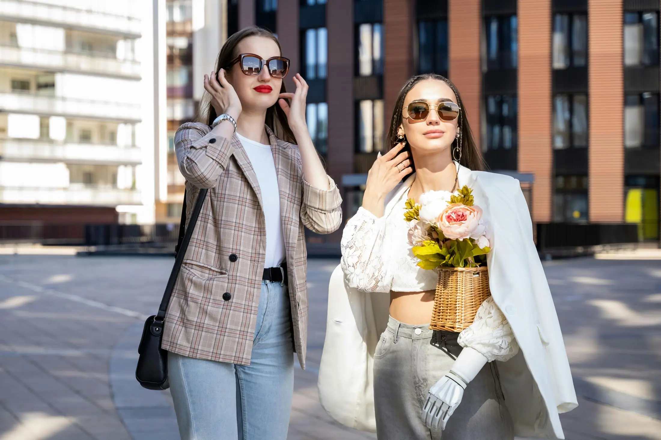 Two friends walking in the city